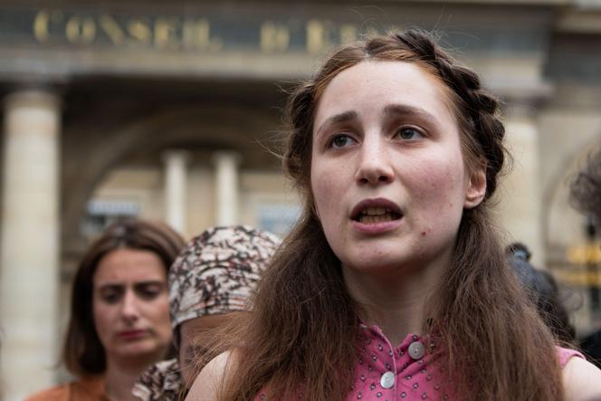 La militante écologiste Léna Lazare, lors d’une conférence de presse du mouvement Les Soulevements de la Terre, à Paris, le 21&nbsp;juin&nbsp;2023.