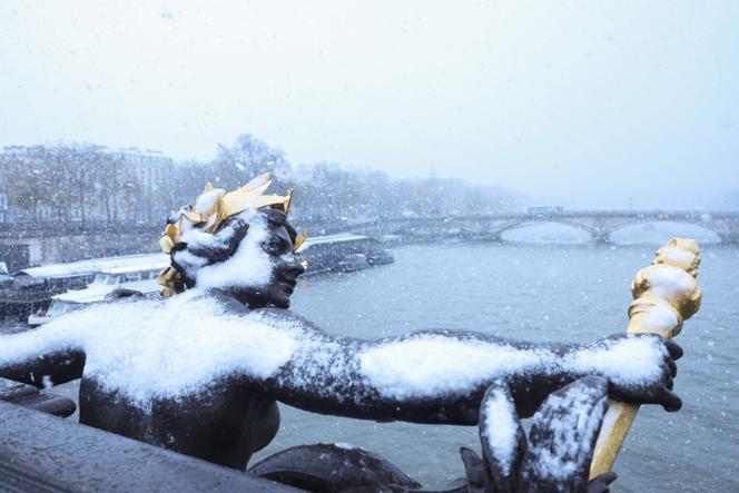 Foto da ponte Alexandre III no meio de uma tempestade de neve em Paris, 21 de novembro de 2024.