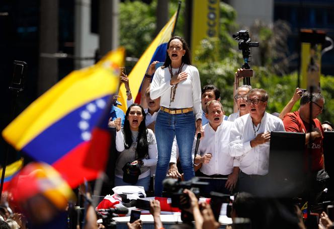 Maria Corina Machado canta o hino da Venezuela, durante comício em Caracas, 28 de agosto de 2024