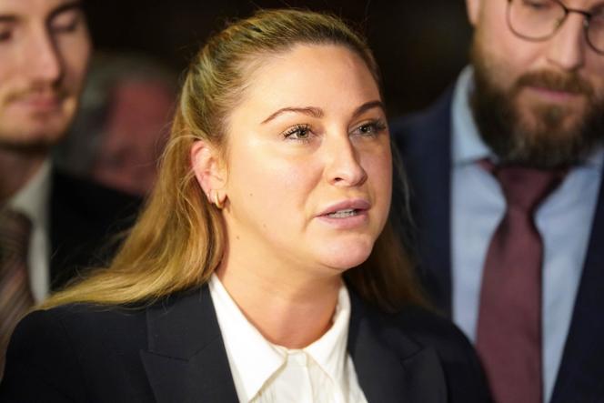Nikita Hand, saindo do tribunal, em Dublin, 22 de novembro de 2024.
