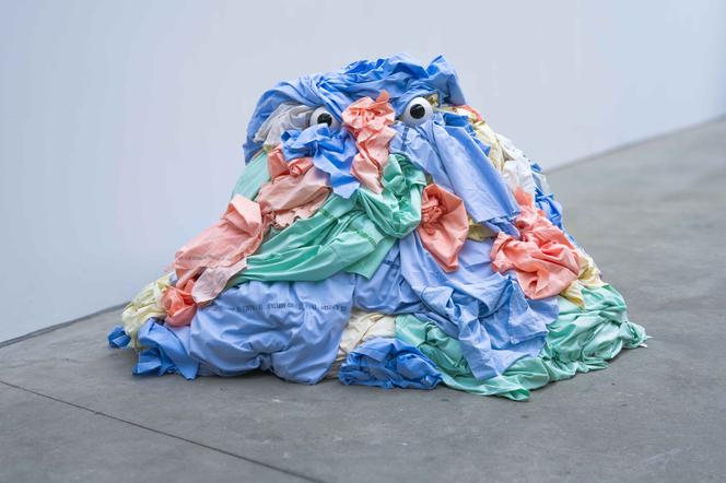 « Cairns » (2024), draps réformés des hôpitaux dans l’exposition « Etoiles ou Tempêtes » (« Stars or Storms »), de Benoît Piéron, au Magasin - Centre national d’art contemporain (CNAC), à Grenoble, en 2024.