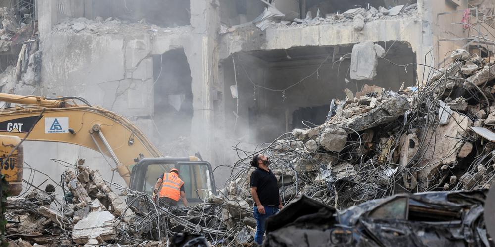 Dans le quartier Basta, à Beyrouth, après un bombardement israélien qui a causé la mort d’au moins quinze personnes, le 23 novembre 2024. 
