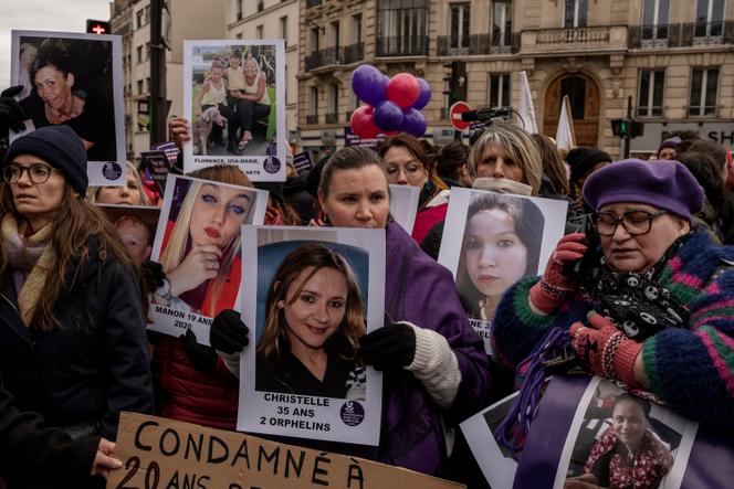 Des photos de femmes victimes de féminicides sont brandies lors de la Marche contre les violences faites aux femmes organisée par Nous Toutes, à Paris, le 23 novembre 2024.
