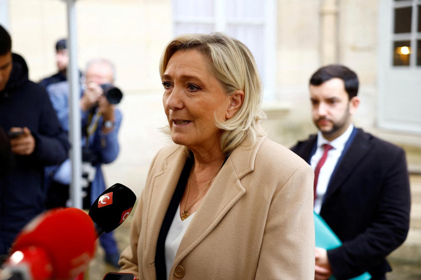 Le Pen threatens to bring down French government over budget