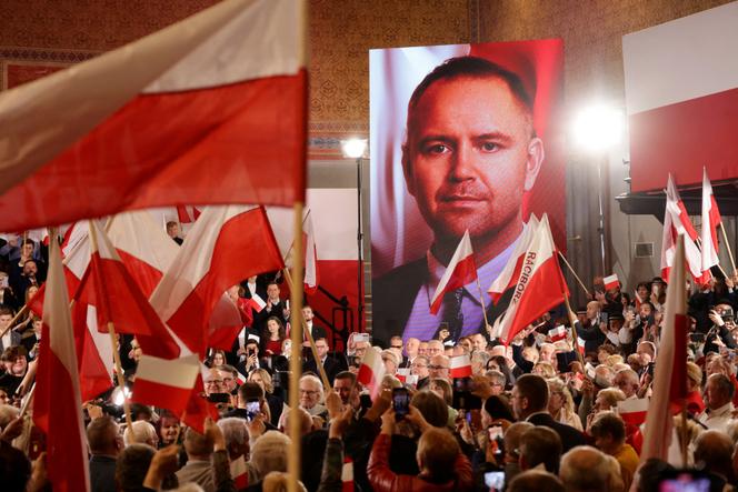 Lors d’un congrès de Droit et justice (PiS), une affiche représentant Karol Nawrocki, candidat du principal parti d’opposition polonais à l’élection présidentielle de 2025, à Cracovie, en Pologne, le 24 novembre 2024.