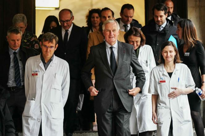 Le premier ministre, Michel Barnier, lors de sa visite de la Maison des femmes de l’Assistance publique - Hôpitaux de Paris, à Paris, le 25 novembre 2024, dans le cadre de la Journée internationale pour l’élimination de la violence à l’égard des femmes.