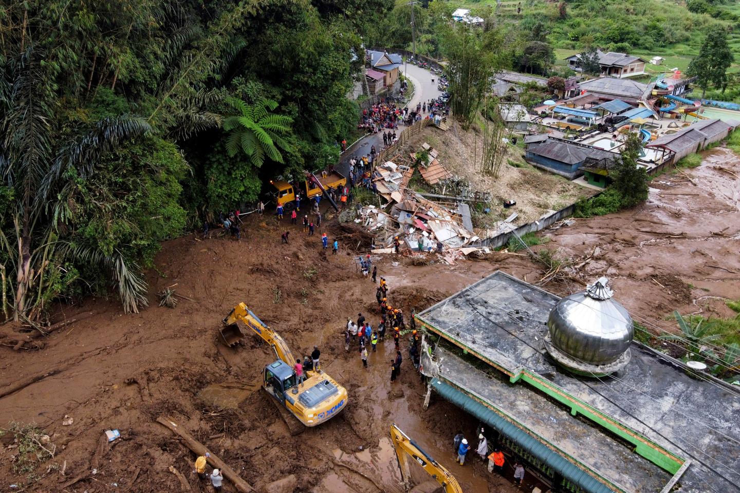 インドネシア、スマトラ島で洪水により16人が死亡、7人が行方不明