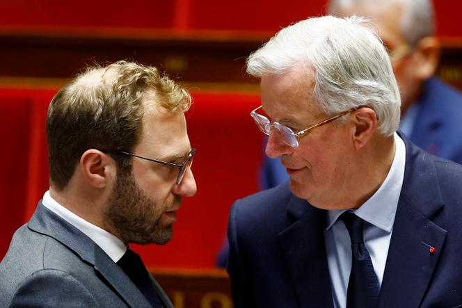 Antoine Armand, ministre de l’économie, et Michel Barnier, à l’Assemblée nationale, le 26 novembre 2024.