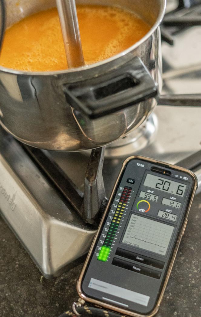 La plupart des mixeurs ont un niveau sonore compris entre 60 et 70 DB. Cependant certains dépassent 90 DB.