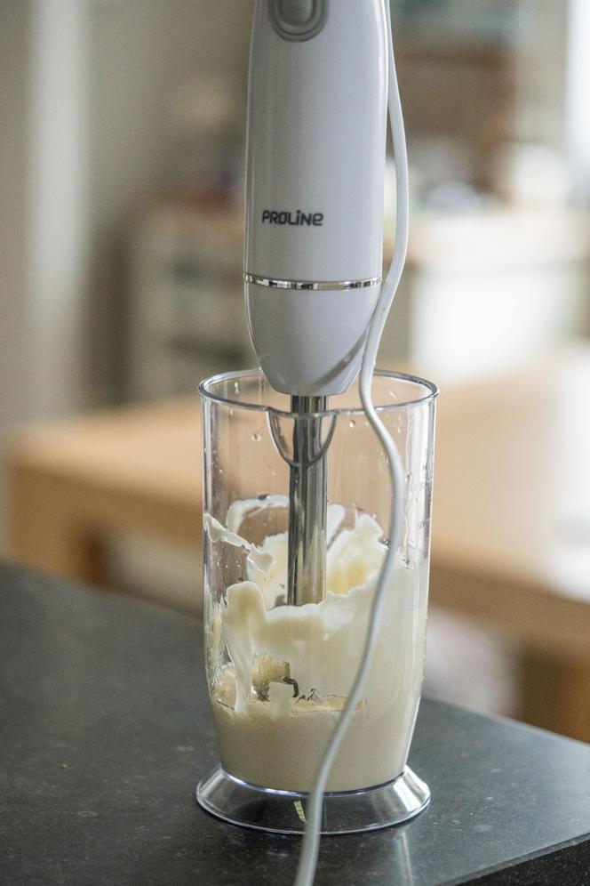 A l’aide d’un mixeur et d’un bol généralement fourni, on réalise aisément une mayonnaise.
