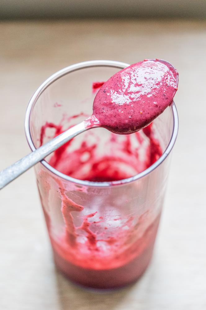 Avec un mixeur plongeant, on peut réaliser des smoothies en mixant fruits frais et surgelés.
