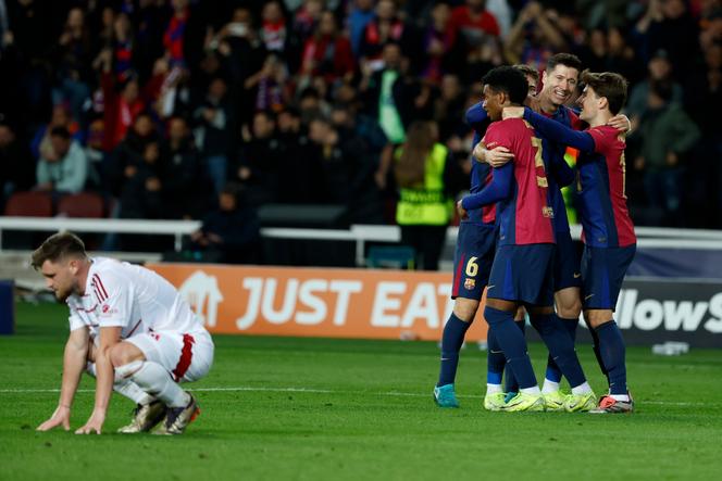 Les Barcelonais célèbrent leur troisième but face à des Brestois épuisés après avoir passé une bonne partie du match à défendre. A Barcelone, le 26 novembre 2024.
