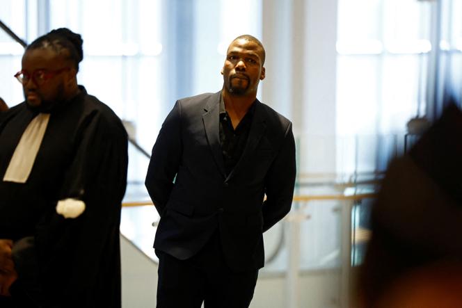 Mathias Pogba (au centre), avec son avocat Mbeko Tabula, au tribunal correctionnel de Paris, le 26 novembre 2024. 