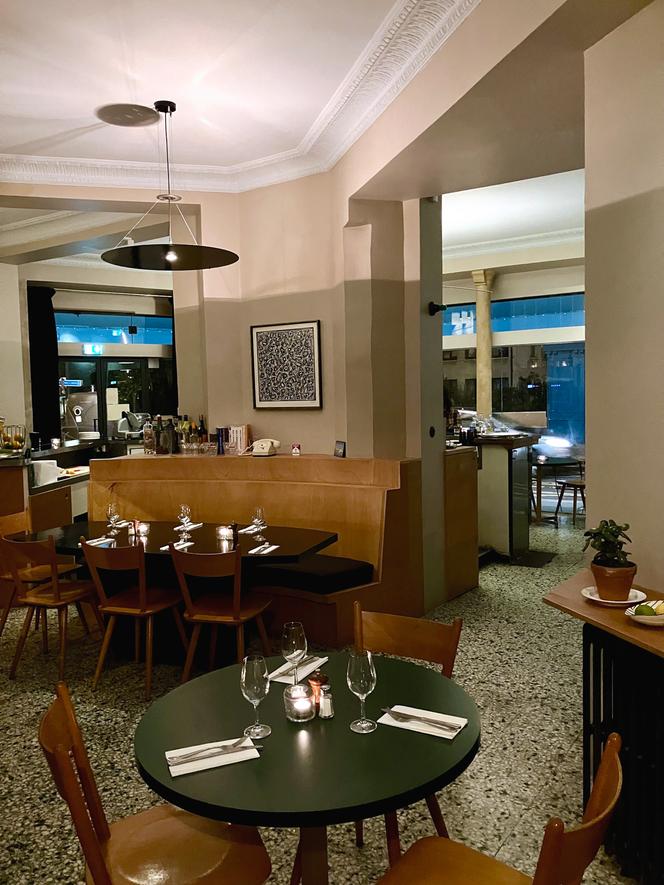 Vestige de son ancien statut de rade, le sol en terrazzo du Monaco, à Paris.