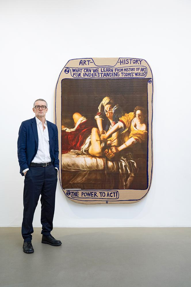 Thomas Hirschhorn devant une de ses Assiettes-Histoire-de-l'Art, à la galerie Chantal Crousel (Paris 3e), fin novembre.