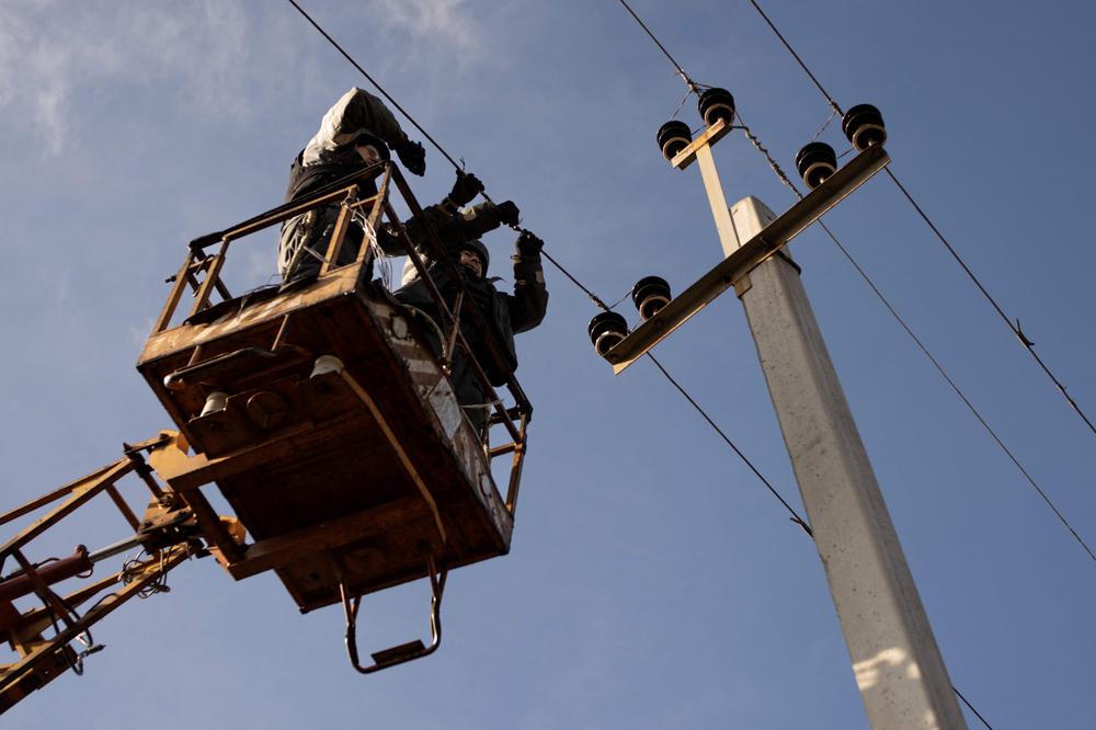 Des ingénieurs électriciens de l’entreprise DTEK travaillent sur des câbles électriques, dans la région ukrainienne de Donetsk, le 19 novembre 2024. - FLORENT VERGNES/AFP