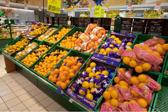 Rayon d’agrumes dans un supermarché, en France.