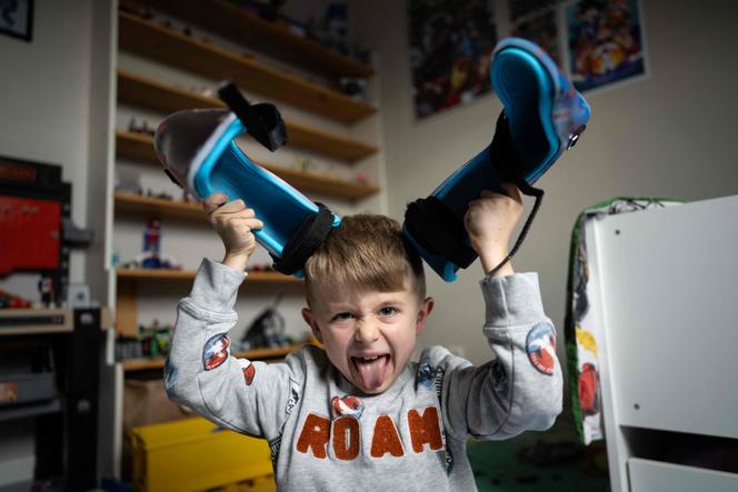 Sacha Villemin, atteint de la myopathie de Duchenne, joue avec ses attelles de nuit dans la maison familiale d’Obernai, dans l’est de la France, le 6 novembre 2024. Sacha, qui était promis à un fauteuil roulant à cause de sa myopathie, teste une thérapie génique qui lui a rendu ses muscles, grâce à l’opération caritative du Téléthon.