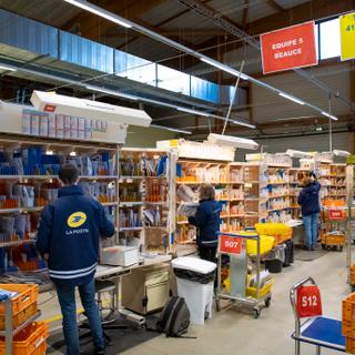 Pour Le Monde, le vendredi 20 janvier 2023, reportage dans les environs de Blois (Loir-et-Cher) sur les pas de deux factrices. Ici, tri du courrier à la plateforme de préparation et de distribution du courrier de Blois.