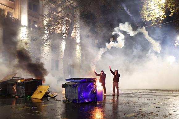Des manifestants pro-européens défient les forces de l’ordre, vendredi 29 novembre 2024, à Tbilissi.