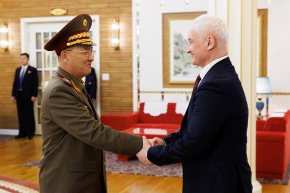 Le ministre de la Défense nord-coréen No Kwang Chol et le ministre de la Défense  russe Andrei Belousov, lors de leur rencontre à Pyongyang, en Corée du Nord, le vendredi 29 novembre 2024