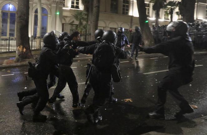 Les forces de l’ordre géorgiennes arrêtent un homme lors d’un rassemblement de partisans des partis d’opposition, qui protestent contre la décision du nouveau gouvernement de suspendre les négociations d’adhésion à l’Union européenne jusqu’en 2028, devant le Parlement à Tbilissi, en Géorgie, le 29 novembre 2024. 