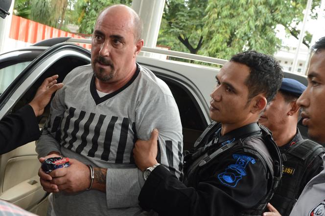 French prisoner Serge Atlaoui (L) is escorted by police upon his arrival at Tangerang court, outside Jakarta, on April 1, 2015.