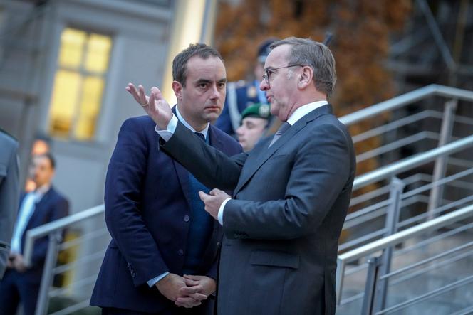 Le ministre de la défense allemand, Boris Pistorius, et son homologue français, Sébastien Lecornu, lors d’une réunion des ministres européens de la défense, à Berlin, le 25 novembre 2024.