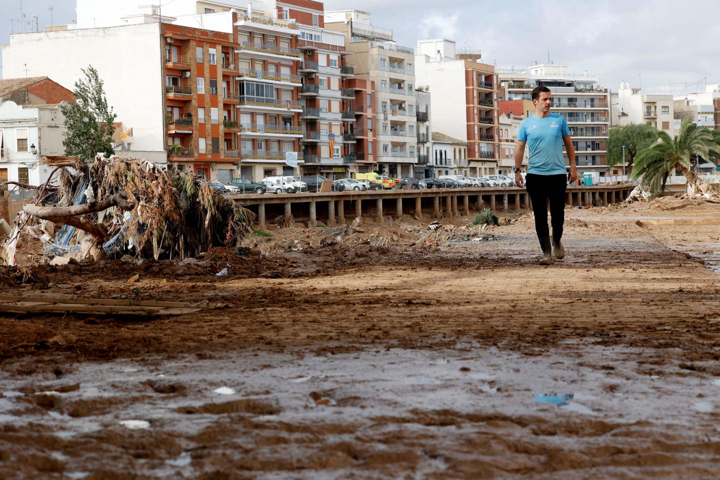 In Valencia, after the floods, the scourge of mud
