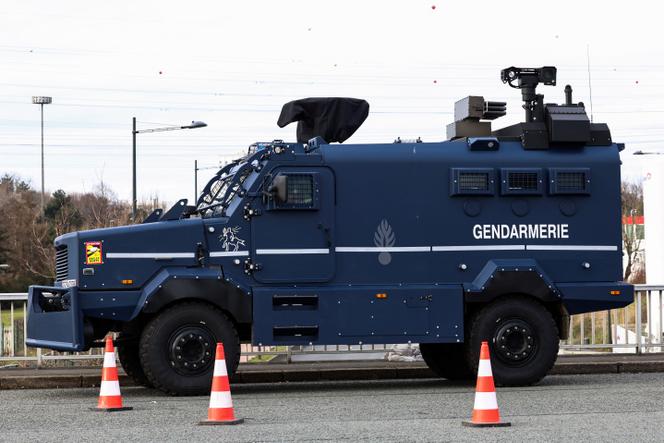 Un exemplaire du Centaure, engin de la gendarmerie dernier cri, le 31 janvier 2024 à Paris. Son simulateur de pilotage et son système audio de communication ont été achetés à deux entreprises au salon AGIR de 2021.