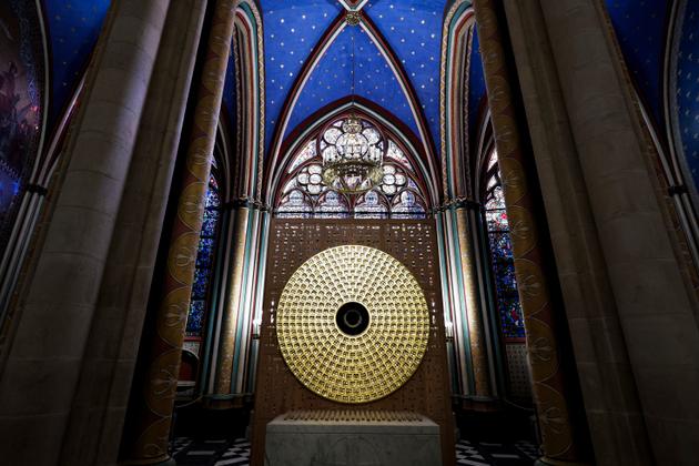 La Couronne d’épines à l’intérieur du reliquaire de la Couronne d’épines conçu par l’artiste français Sylvain Dubuisson dans la cathédrale Notre-Dame de Paris vendredi 29 novembre 2024, à Paris. 