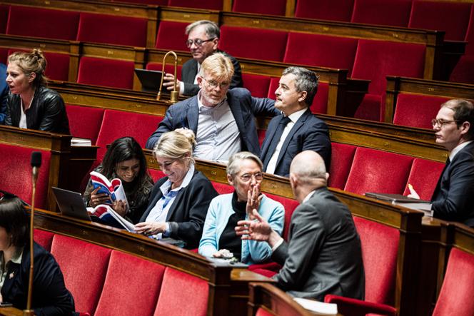 Nas bancadas da Assembleia Nacional, o presidente do grupo MoDem, Marc Fesneau, discute com o deputado (Renascença) do Norte Gérald Darmanin. Aqui, 28 de novembro de 2024.