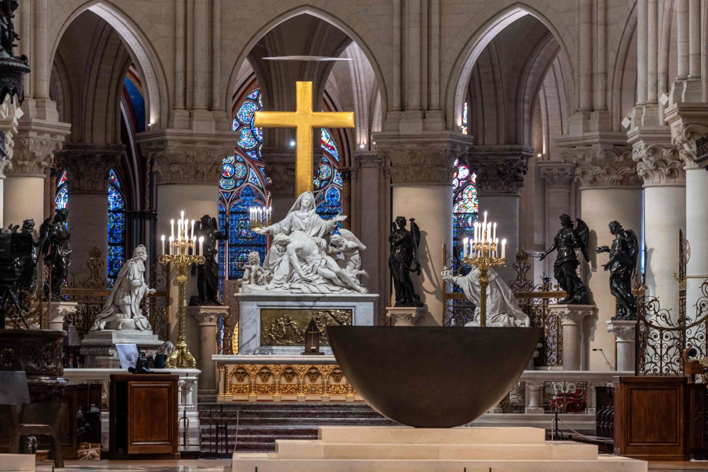 World discovers inside of restored Notre-Dame