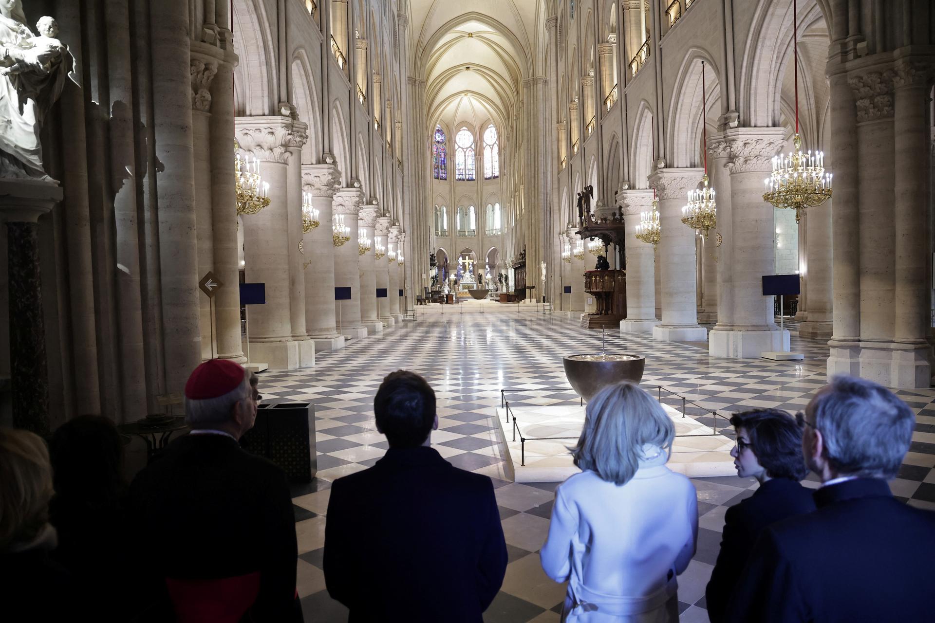 Le président français, Emmanuel Macron, et son épouse, Brigitte, visitent la cathédrale Notre-Dame de Paris, 29 novembre 2024. 