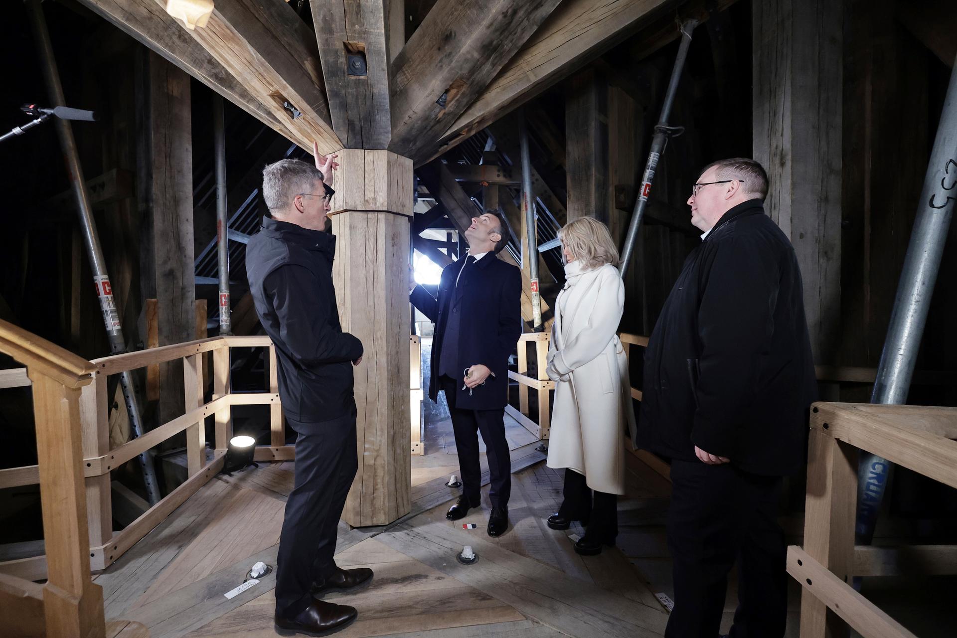 Emmanuel Macron, et son épouse, Brigitte, observent la charpente de la cathédrale Notre-Dame de Paris, vendredi 29 novembre.