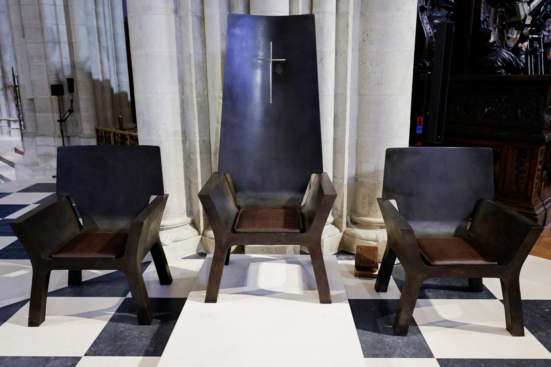 Cathèdre vue de haut, modiliers liturgiques conçus pour la cathédrale Notre-Dame par le designer Guillaume Bardet.