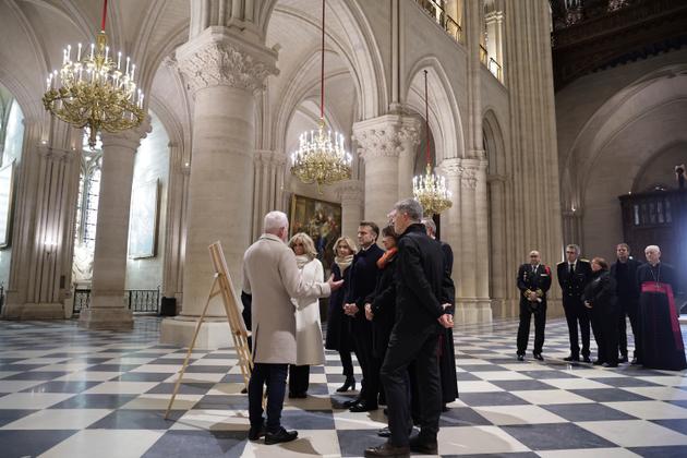 Le président français, Emmanuel Macron, et son épouse, Brigitte Macron, visitent la cathédrale Notre-Dame restaurée, vendredi 29 novembre 2024.