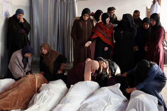 Des femmes pleurent les corps des membres de la famille Akasha, tués lors d’une frappe israélienne sur le quartier de Cheikh Radwan, au nord de la ville de Gaza, le 30 novembre 2024.
