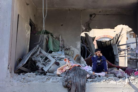 Un enfant dans les ruines d’un bâtiment détruit par une frappe israélienne dans la ville de Gaza, le 30 novembre 2024.