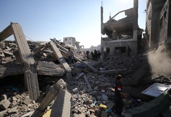 Des habitants recherchent des victimes sous les décombres après un bombardement israélien sur la ville de Gaza, le 30 novembre 2024.