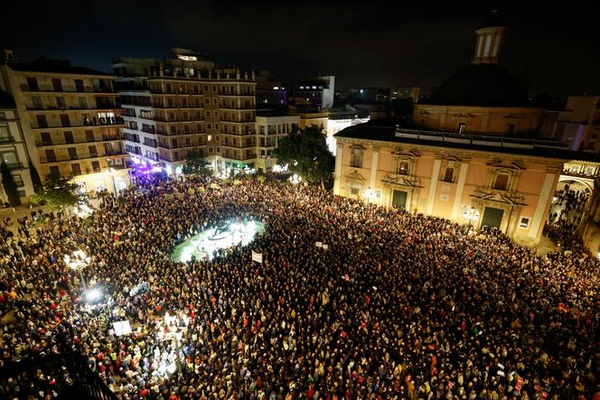 Sur la Plaza de la Virgen, à Valence, en Espagne, le 30 novembre 2024, des manifestants défilent contre le dirigeant régional de Valence, Carlos Mazon, exigeant sa démission pour sa gestion des inondations meurtrières.