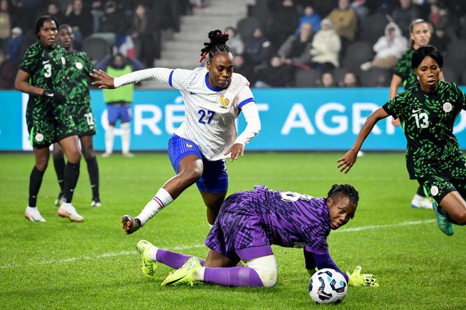 L’attaquante française Melvine Malard (maillot blanc) saute au-dessus de la gardienne nigériane, Chiamaka Nnadozie, lors du match amical disputé au stade Raymond-Kopa d’Angers, samedi 30 novembre 2024.