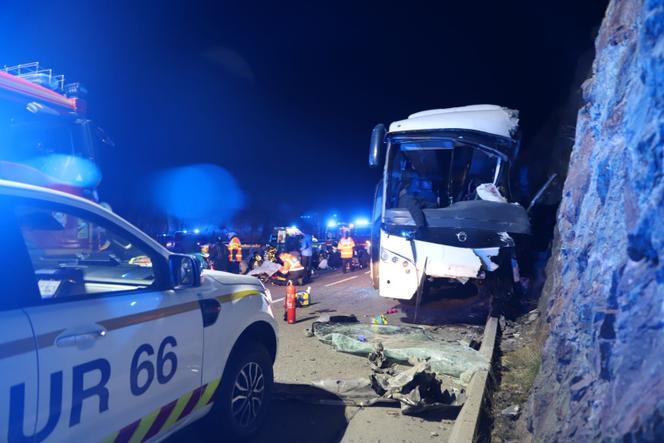 Sur le site de l’accident, l’autocar accidenté, à proximité de Porté-Puymorens (Pyrénées-Orientales), le 1ᵉʳ décembre 2024.