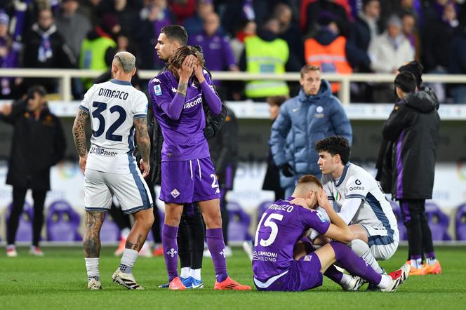 Les joueurs de la Fiorentina et de l’Inter Milan après le malaise d’Edoardo Bove sur la pelouse du stade Artemio Franchi, à Florence, en Italie, le 1ᵉʳ décembre 2024.