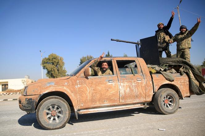 Des combattants rebelles célèbrent la prise de la ville, à Alep (Syrie), le 1ᵉʳ décembre 2024.