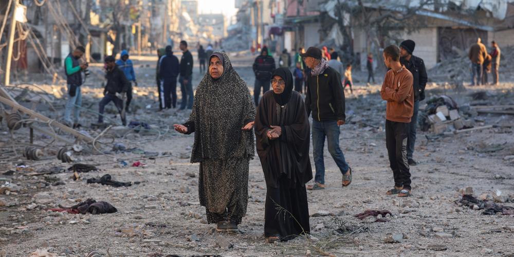 Des femmes palestiniennes après une frappe israélienne à Nousseirat, dans le centre de la bande de Gaza, le 1ᵉʳ décembre 2024.