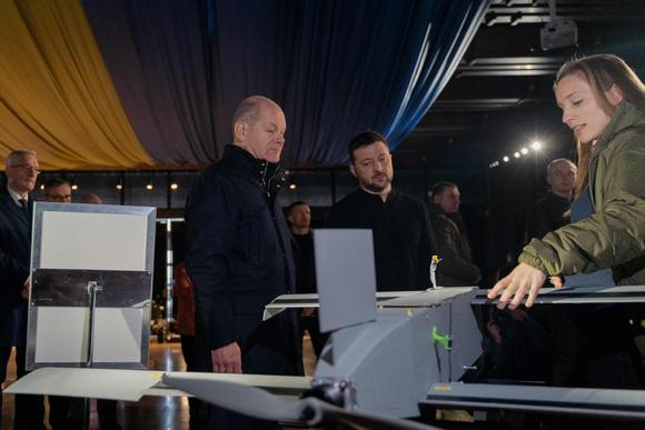 Le chancelier allemand, Olaf Scholz, et le président ukrainien, Volodymyr Zelensky, lors de la visite du premier à Kiev, le 2 décembre 2024.