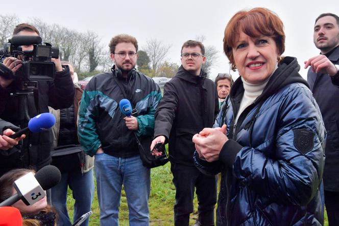 La ministre de l’Agriculture, de la Souveraineté alimentaire et de la Forêt, Annie Genevard, aux côtés des médias lors de sa visite d’une ferme de vaches de race Prim’Holstein à Sully-sur-Loire, le 30 novembre 2024.