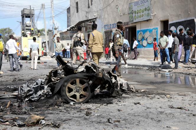 Restes d’une voiture piégée à Mogadiscio (Somalie), le 28 septembre 2024.