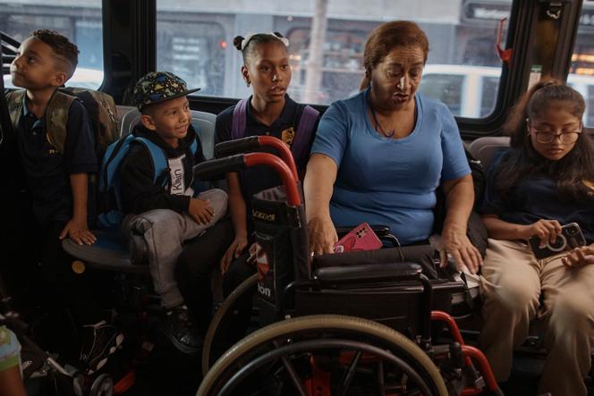 Une famille équatorienne sur le chemin de l’école, à New York, le 7 septembre 2023. Tous sont hébergés dans une chambre du Roosevelt Hotel, transformé en centre d’accueil de migrants par la ville, en mai 2023.